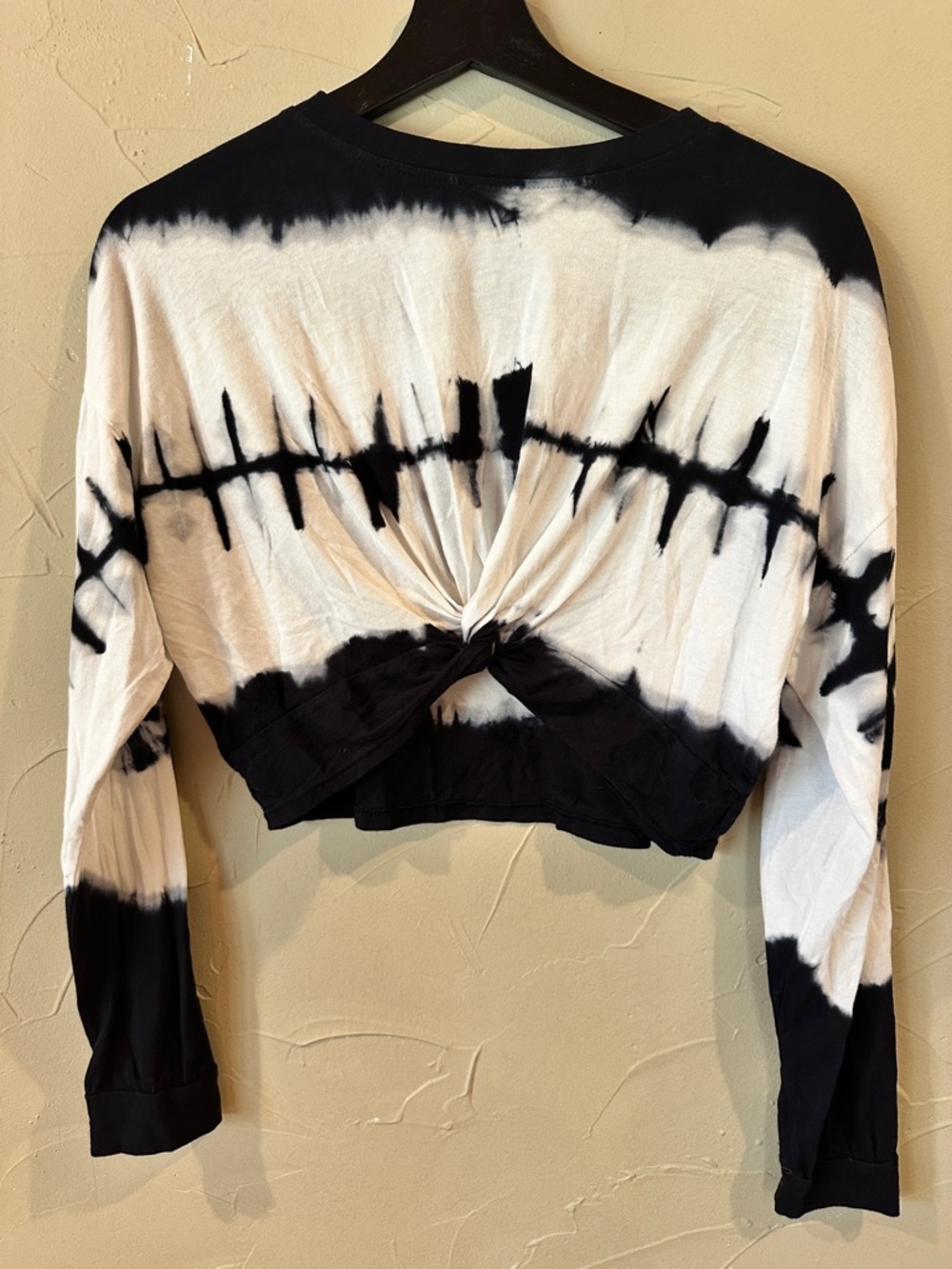 Mono B Black & White Tie-Dye Twist-Back Cropped Sweatshirt